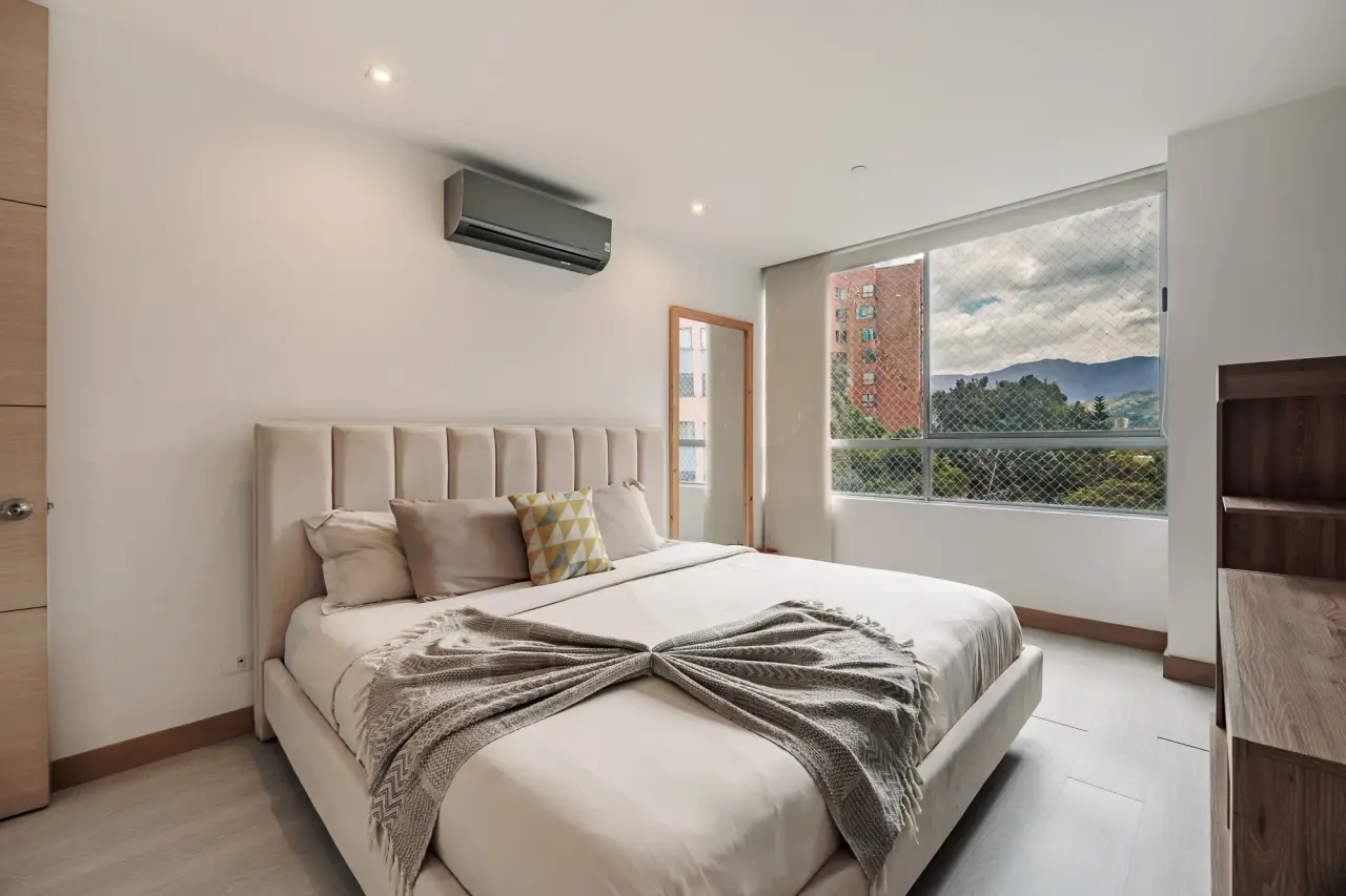 Master bedroom with a king bed, upholstered headboard, air conditioning and a green outlook at Balcón Verde