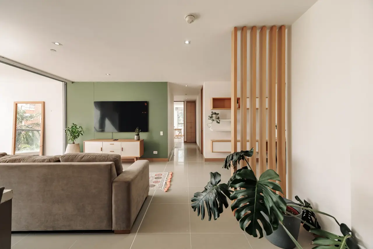 Living room with wood detailing and plants at Balcón Verde