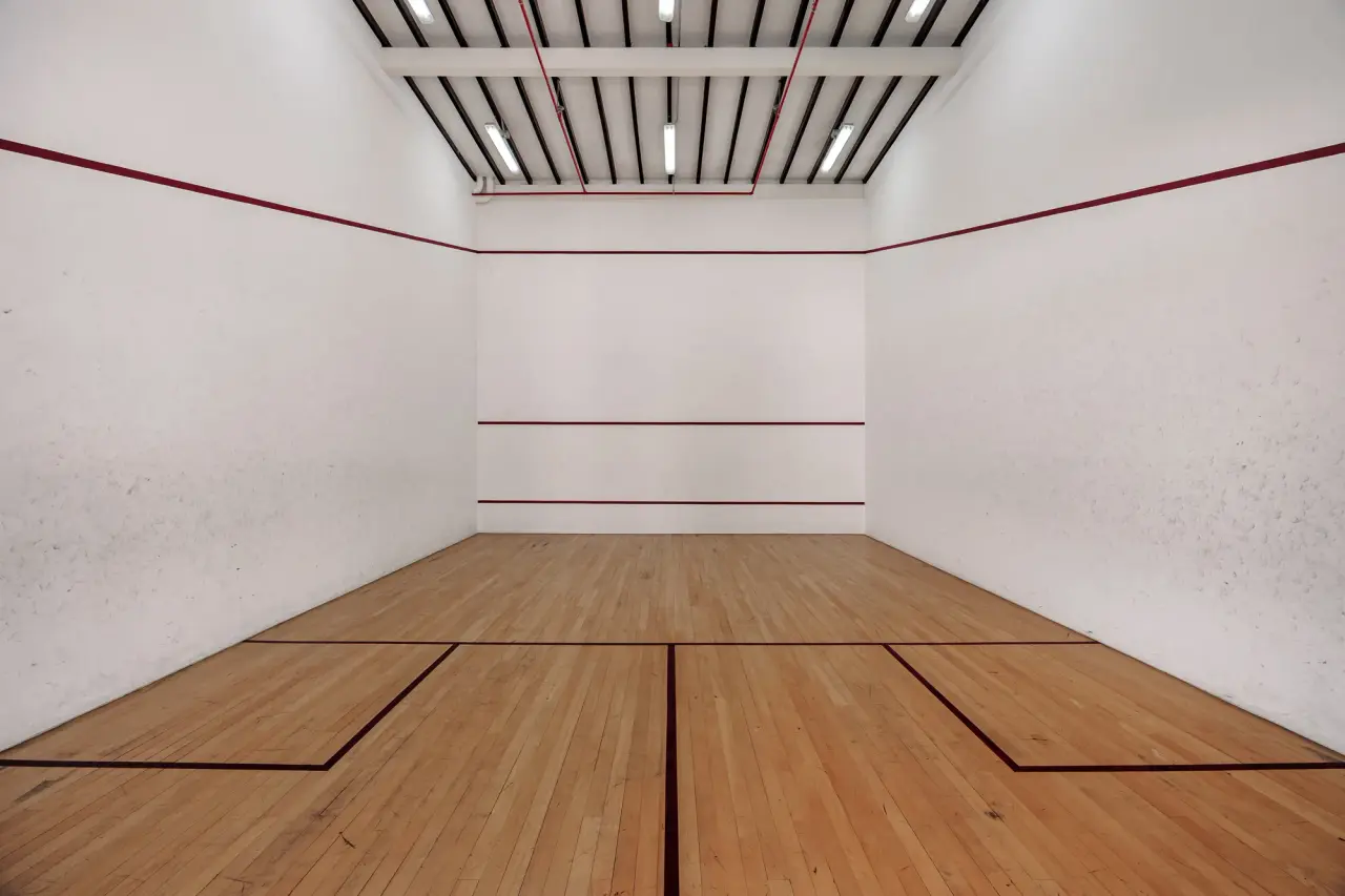 Indoor squash court in the building at Balcón Verde, El Poblado